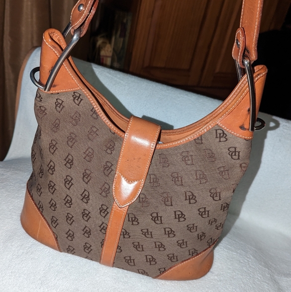 Dooney and Bourke signature cresent shoulder bag. - Picture 2 of 11
